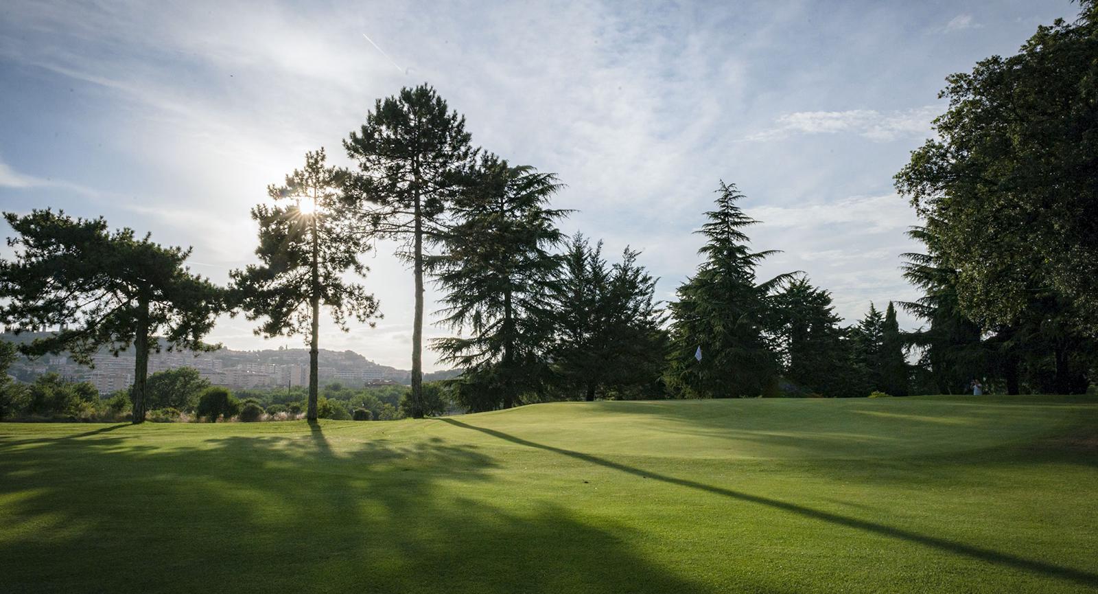 Terrazza del Golf Club di Santa Sabina con vista sul green e le colline