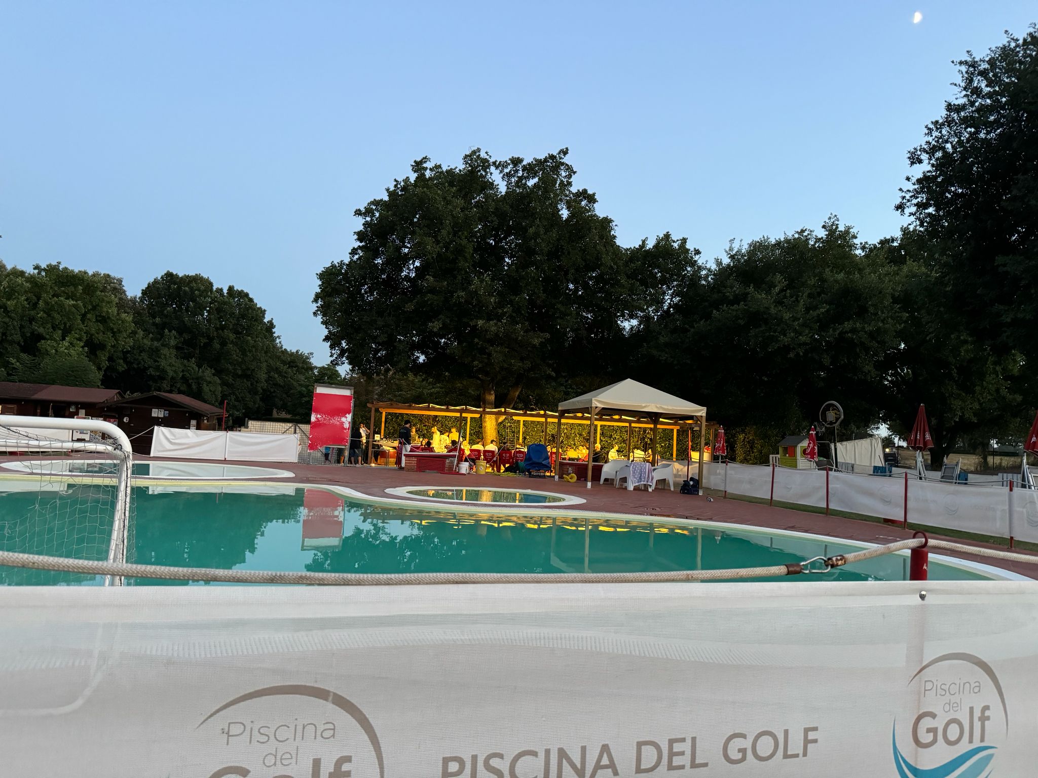 Lettino in lino accanto al bordo della piscina, con vista sulle colline