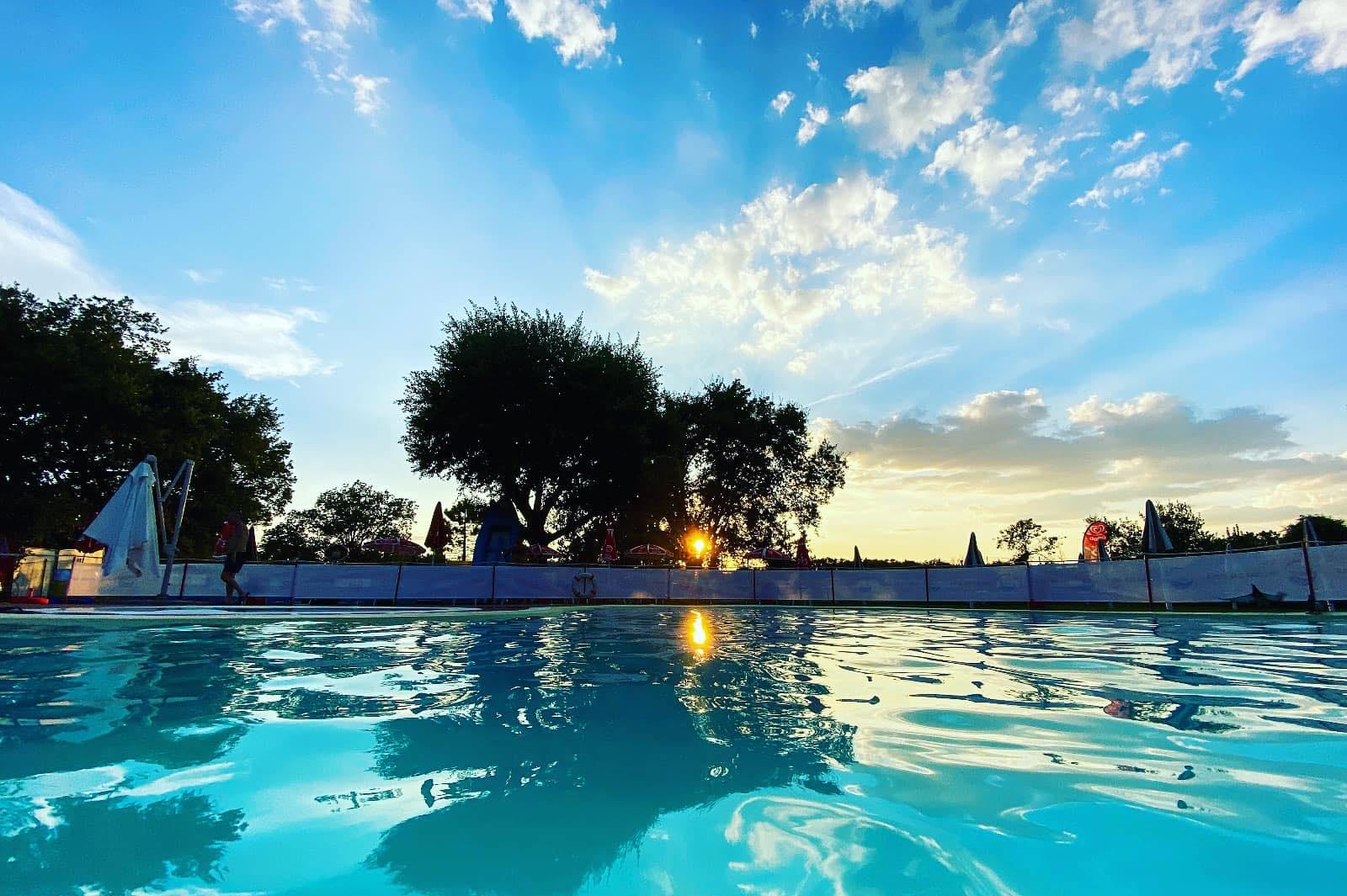 Piscina al tramonto con vista sulle colline umbre di Santa Sabina